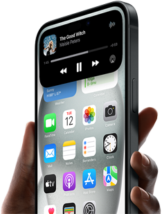 Eine Hand hält das iPhone 15 mit Dynamic Island mit Tracking-Informationen für Mitfahren.