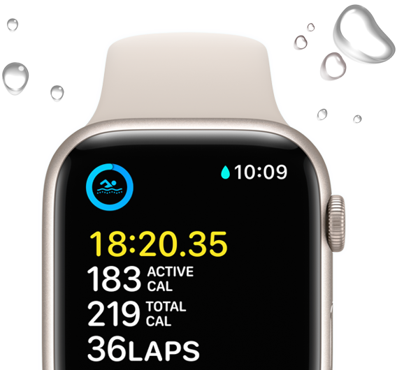 Apple Watch SE mit einem Schwimmtraining auf dem Display, umgeben von Wassertropfen.