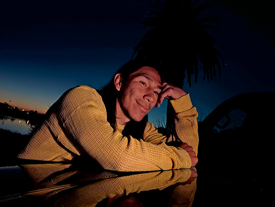 Das Bild zeigt einen Mann, der nachts ein Foto aufnimmt und die Nachtsicht-Funktion der Kamera vorführt