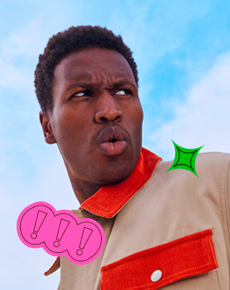 Ein Porträtfoto einer erwachsenen Person mit kurzen, dunklen Haaren, die überrascht nach rechts blickt