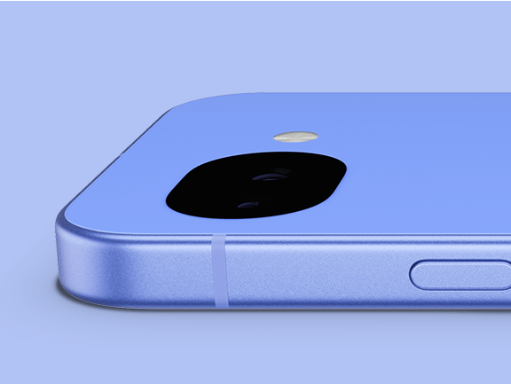 Nahaufnahme eines Pixel 10a-Geräts in Lavender, das das gesamte Kameraobjektiv zeigt.