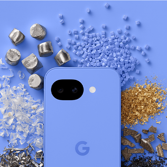 Google Pixel 10a Lavender vor Hintergrund aus metallischen Fragmenten und Texturen.