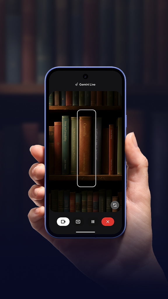 Eine Hand, die ein Pixel-Gerät in einer Buchhandlung hält, mit Reihen von Büchern auf dem Display.