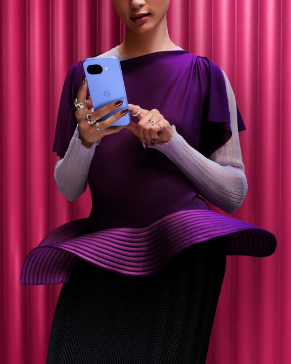 Lifestyle-Bild einer Frau, die auf ein Pixel 10a-Gerät schaut.