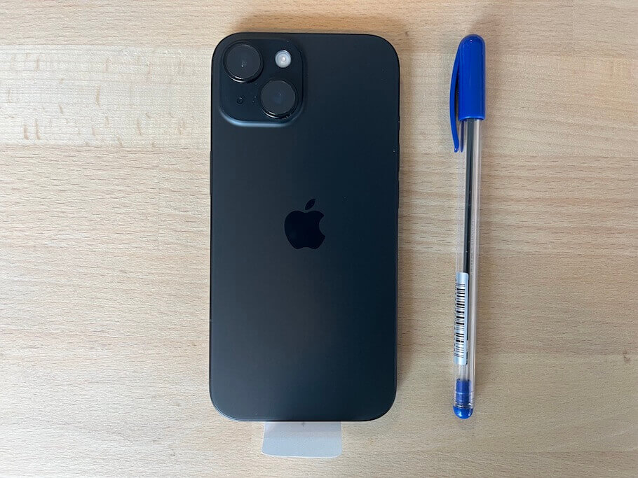 Größenvergleich iPhone 15 mit Kugelschreiber