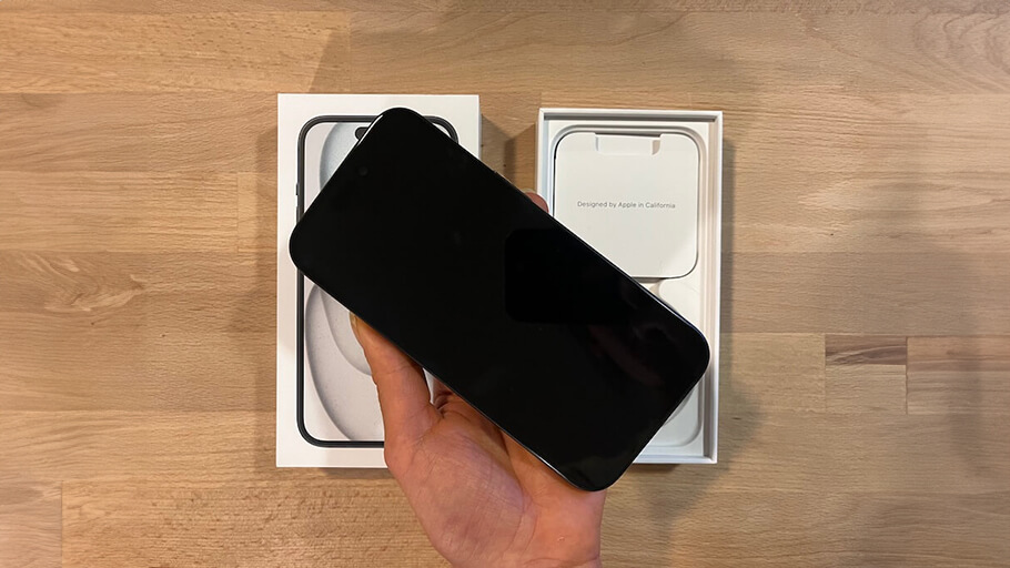 iPhone 15 Unboxing 3