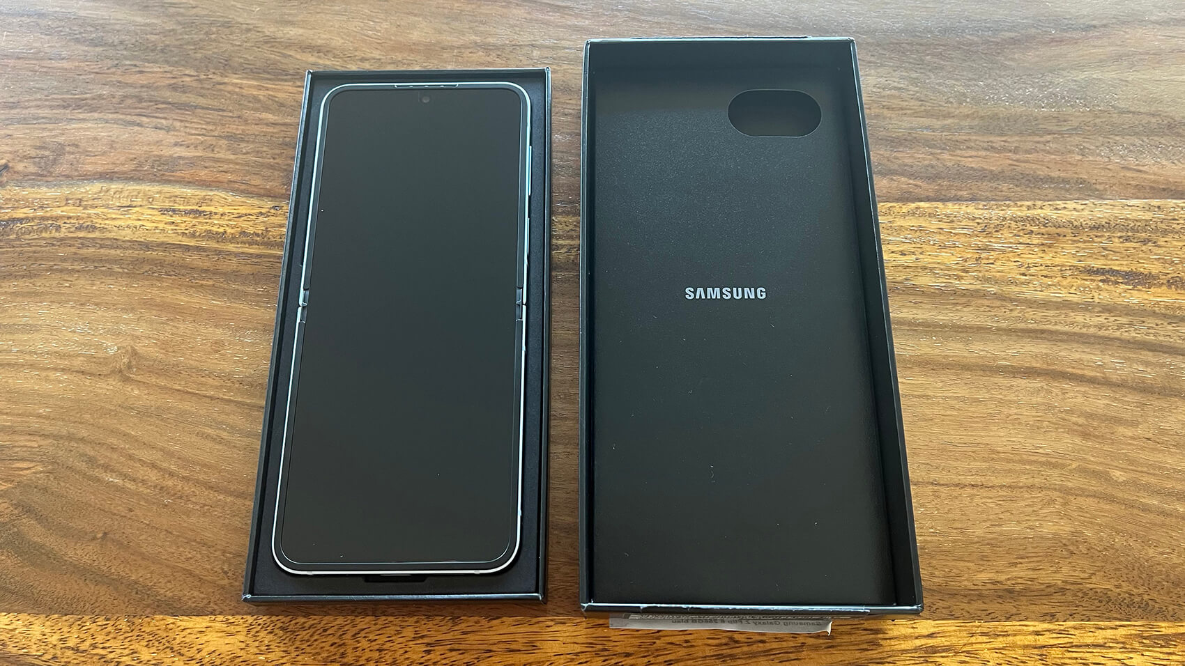 Samsung Galaxy Z Flip 6 Unboxing 3