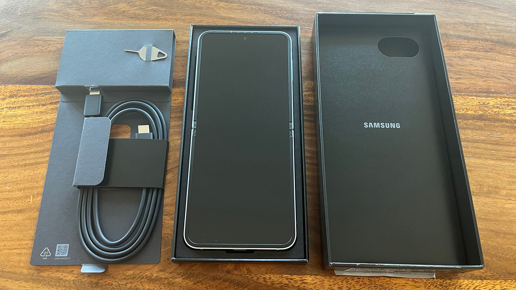 Samsung Galaxy Z Flip 6 Unboxing 4