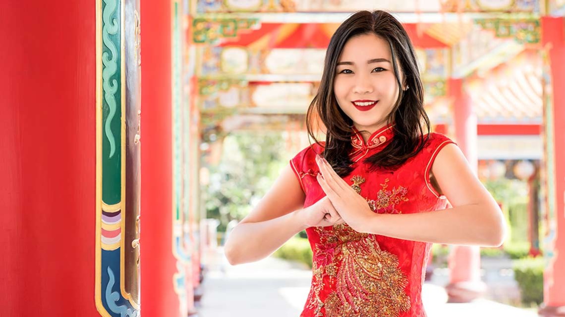 Chinesische Frau in rotem Kleid. 