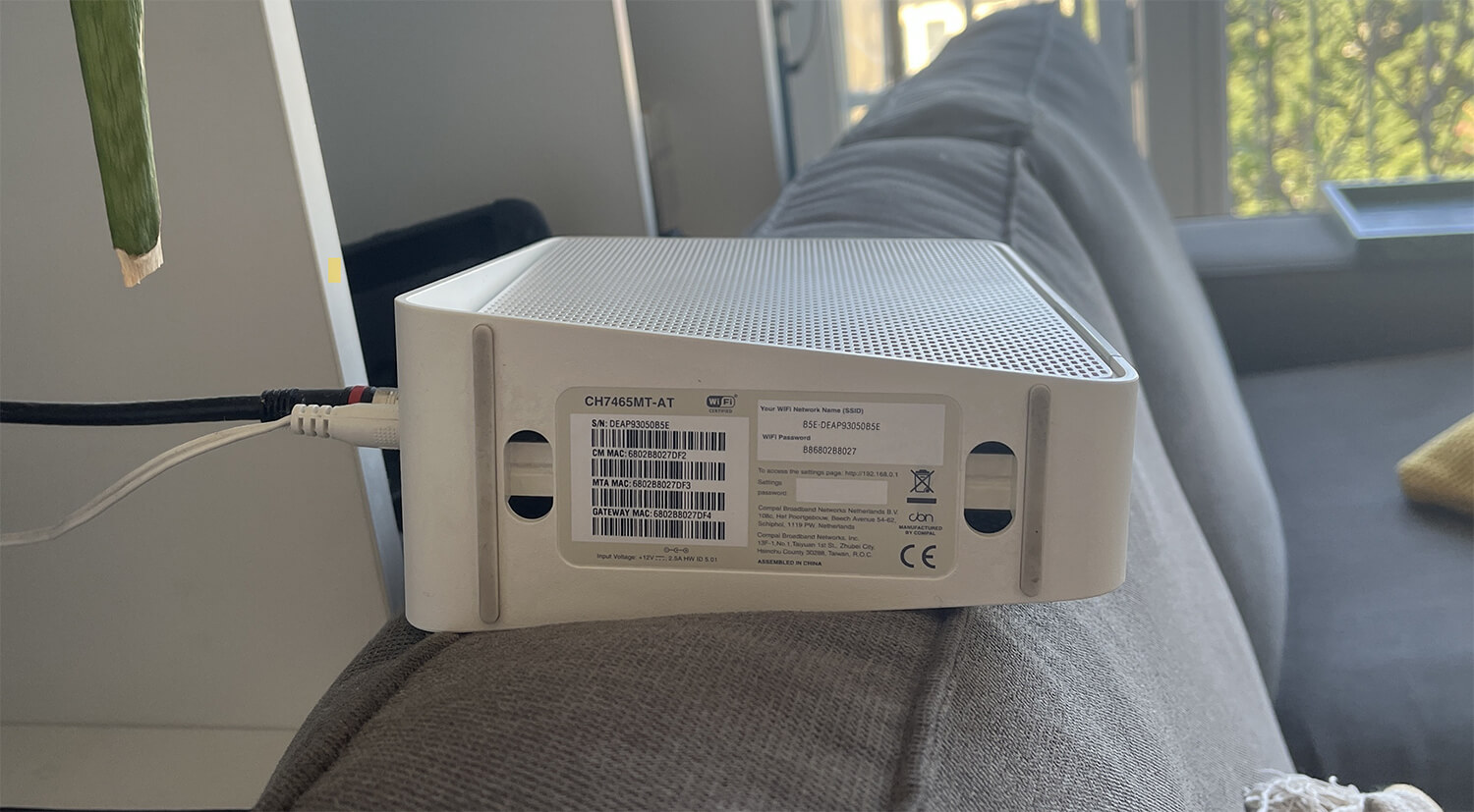 Aufkleber auf Router mit Detailinfos